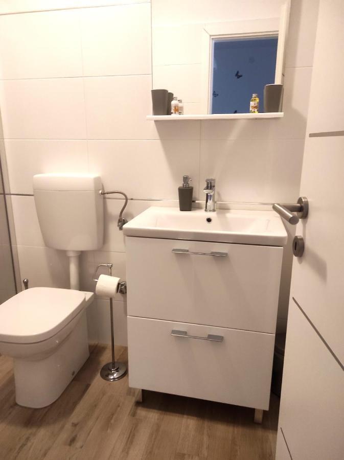 Apartment Jacky Ровин Екстериор снимка